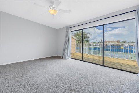 Townhouse in Treasure Island, Florida 2 bedrooms, 171.4 sq.m. № 1303691 - photo 12