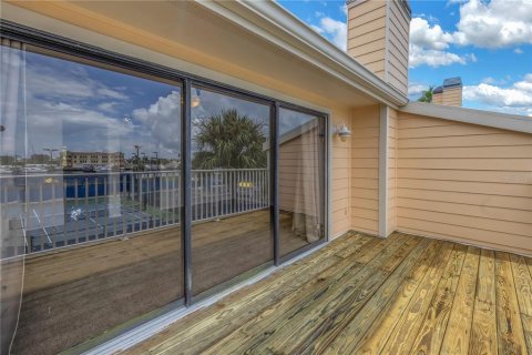 Townhouse in Treasure Island, Florida 2 bedrooms, 171.4 sq.m. № 1303691 - photo 16