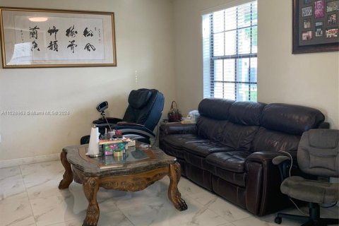 Townhouse in Hialeah, Florida 3 bedrooms, 146.23 sq.m. № 995587 - photo 6