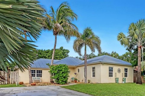 House in Melbourne Beach, Florida 3 bedrooms, 171.68 sq.m. № 1383408 - photo 1