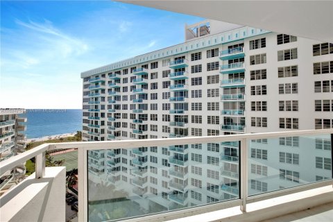 Condo in Miami Beach, Florida, 2 bedrooms  № 1271390 - photo 22