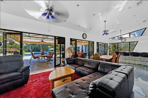 Villa ou maison à vendre à Hialeah Gardens, Floride: 5 chambres, 489.97 m2 № 599575 - photo 4