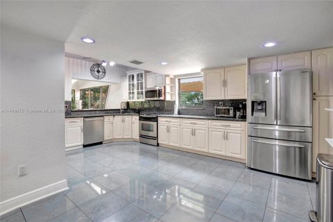 Casa en venta en Hialeah Gardens, Florida, 5 dormitorios, 489.97 m2 № 599575 - foto 28