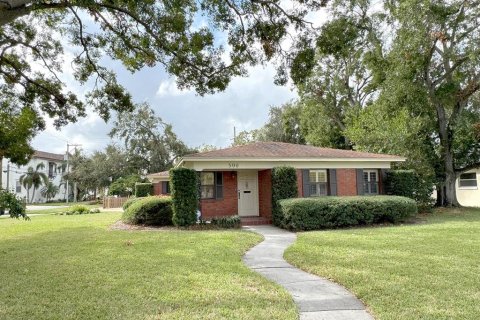 House in Tampa, Florida 4 bedrooms, 175.21 sq.m. № 1434525 - photo 5