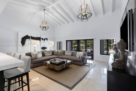 House in Coral Gables, Florida 6 bedrooms, 1221.39 sq.m. № 612454 - photo 20