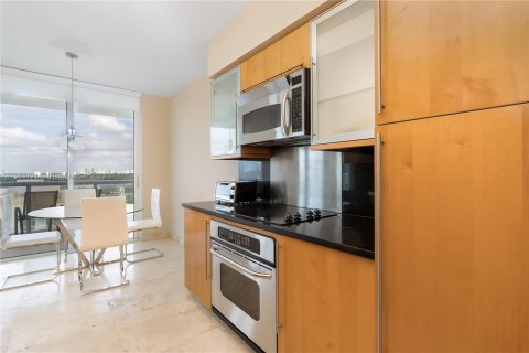 Condo in Miami Beach, Florida, 2 bedrooms  № 611877 - photo 11