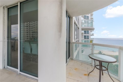 Condo in Miami Beach, Florida, 2 bedrooms  № 611877 - photo 1