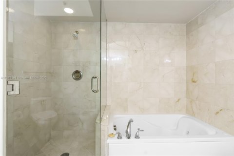 Condo in Miami Beach, Florida, 2 bedrooms  № 611877 - photo 12