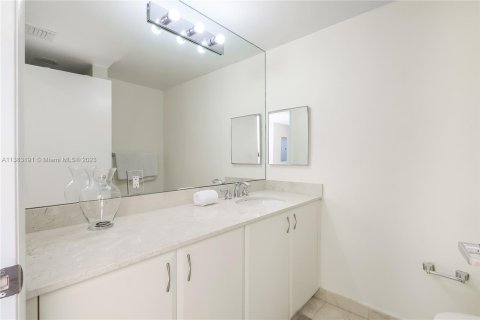 Condo in Miami Beach, Florida, 2 bedrooms  № 611877 - photo 27