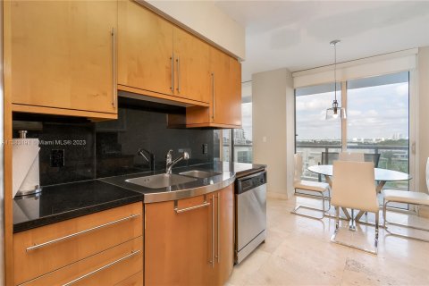 Condo in Miami Beach, Florida, 2 bedrooms  № 611877 - photo 13