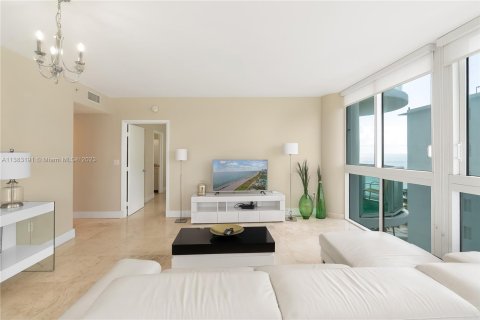 Condo in Miami Beach, Florida, 2 bedrooms  № 611877 - photo 29