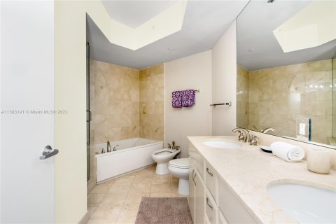 Condo in Miami Beach, Florida, 2 bedrooms  № 611877 - photo 16