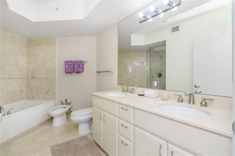 Condo in Miami Beach, Florida, 2 bedrooms  № 611877 - photo 14