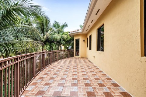 Casa en venta en Cutler Bay, Florida, 5 dormitorios, 438.22 m2 № 1292978 - foto 9