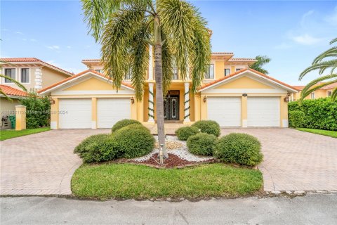 House in Cutler Bay, Florida 5 bedrooms, 438.22 sq.m. № 1292978 - photo 6