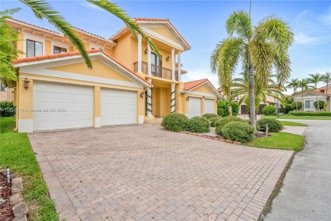 Villa ou maison à vendre à Cutler Bay, Floride: 5 chambres, 438.22 m2 № 1292978 - photo 1