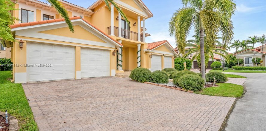 Villa ou maison à Cutler Bay, Floride 5 chambres, 438.22 m2 № 1292978