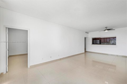 Condo in Sunny Isles Beach, Florida, 1 bedroom  № 1102428 - photo 12