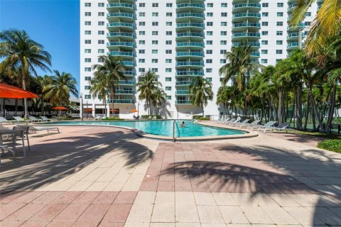 Condo in Sunny Isles Beach, Florida, 1 bedroom  № 1102428 - photo 23