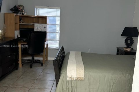 Condo in Hialeah, Florida, 3 bedrooms  № 877973 - photo 12