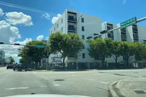 Condominio en venta en Hialeah, Florida, 3 dormitorios, 116.13 m2 № 877973 - foto 1