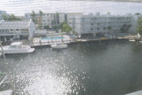 Condo in North Miami Beach, Florida, 1 bedroom  № 851510 - photo 13
