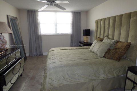 Condo in North Miami Beach, Florida, 1 bedroom  № 851510 - photo 10