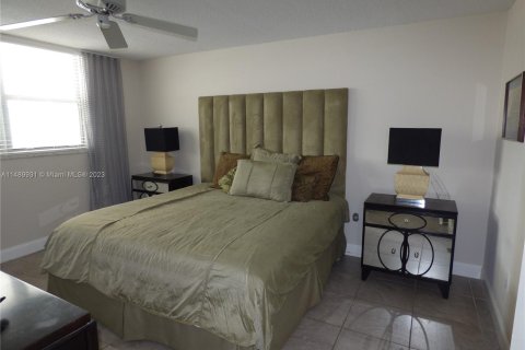 Condo in North Miami Beach, Florida, 1 bedroom  № 851510 - photo 6
