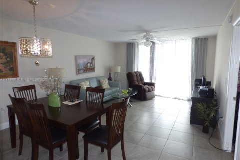Condominio en venta en North Miami Beach, Florida, 1 dormitorio, 75.44 m2 № 851510 - foto 4