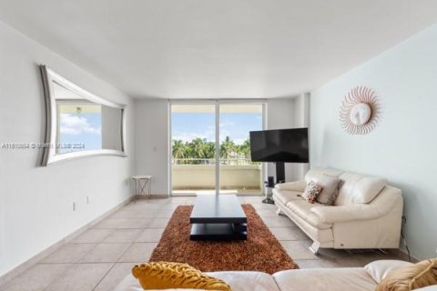 Condo in Miami Beach, Florida, 1 bedroom  № 1232667 - photo 26