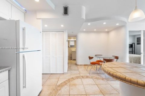 Condo in Miami Beach, Florida, 1 bedroom  № 1232667 - photo 21