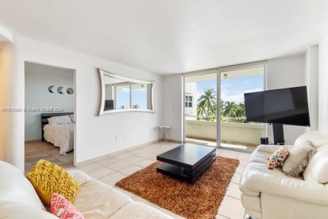 Condo in Miami Beach, Florida, 1 bedroom  № 1232667 - photo 27