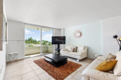 Condo in Miami Beach, Florida, 1 bedroom  № 1232667 - photo 25