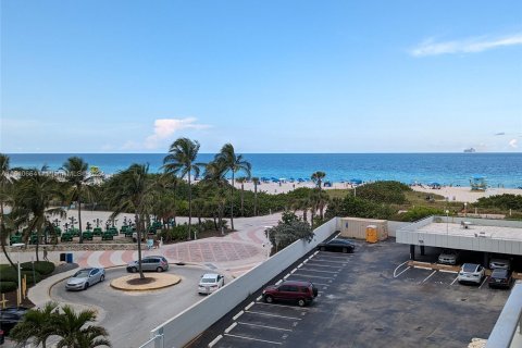 Condo in Miami Beach, Florida, 1 bedroom  № 1232667 - photo 1