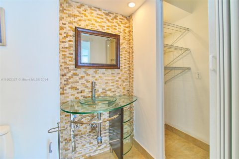 Condo in Fort Lauderdale, Florida, 2 bedrooms  № 1232695 - photo 17