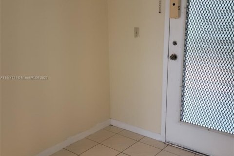 Condo in North Lauderdale, Florida, 1 bedroom  № 887430 - photo 20