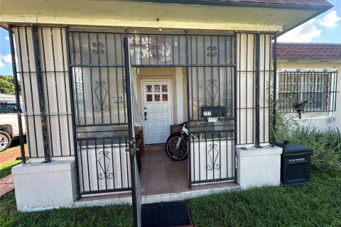 Casa en venta en Miami, Florida, 6 dormitorios, 193.98 m2 № 1378928 - foto 3