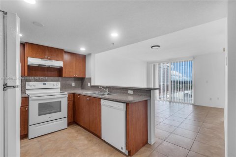 Condo in Miami, Florida, 1 bedroom  № 1378879 - photo 7