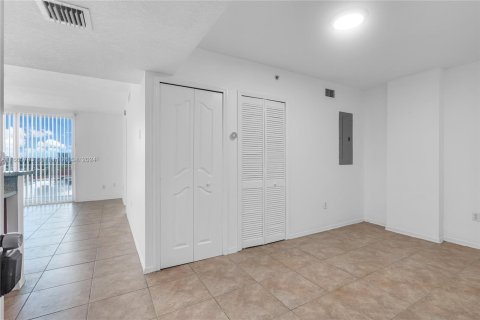 Condo in Miami, Florida, 1 bedroom  № 1378879 - photo 8