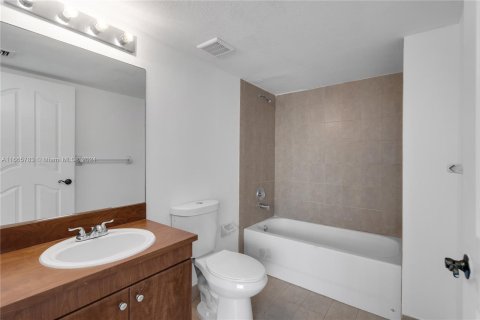 Condo in Miami, Florida, 1 bedroom  № 1378879 - photo 15