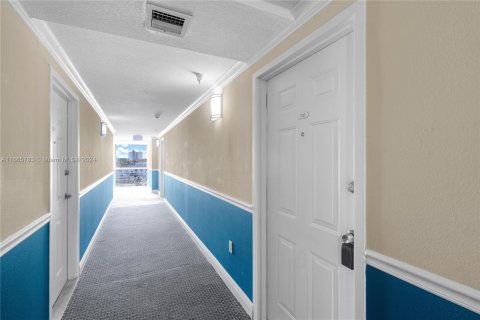 Condo in Miami, Florida, 1 bedroom  № 1378879 - photo 18