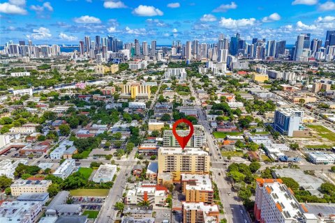 Condo in Miami, Florida, 1 bedroom  № 1378879 - photo 23