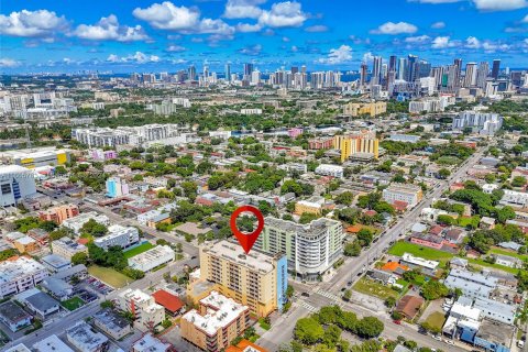 Condo in Miami, Florida, 1 bedroom  № 1378879 - photo 1