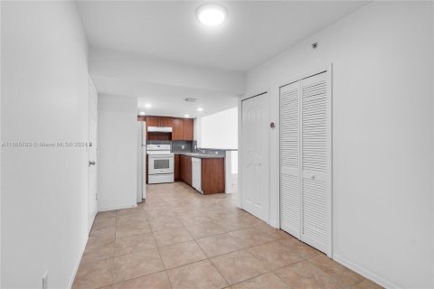 Condo in Miami, Florida, 1 bedroom  № 1378879 - photo 3