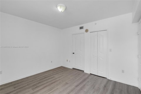 Condo in Miami, Florida, 1 bedroom  № 1378879 - photo 13