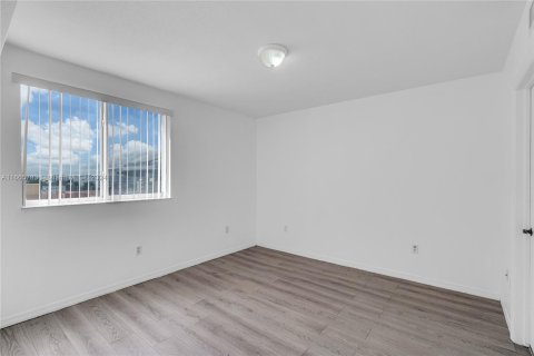 Condo in Miami, Florida, 1 bedroom  № 1378879 - photo 11