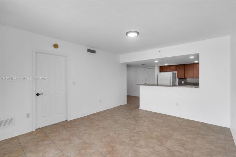 Condo in Miami, Florida, 1 bedroom  № 1378879 - photo 5