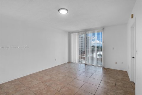 Condo in Miami, Florida, 1 bedroom  № 1378879 - photo 9