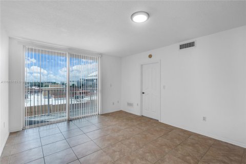 Condo in Miami, Florida, 1 bedroom  № 1378879 - photo 10