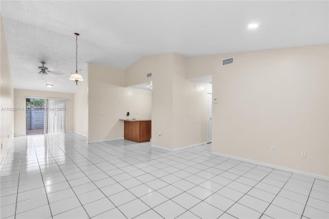 Adosado en venta en Miami, Florida, 2 dormitorios, 104.98 m2 № 1270901 - foto 15